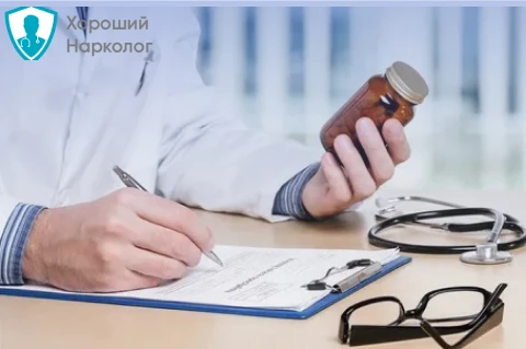 Психиатр прописывает лекарства после выезда на дому